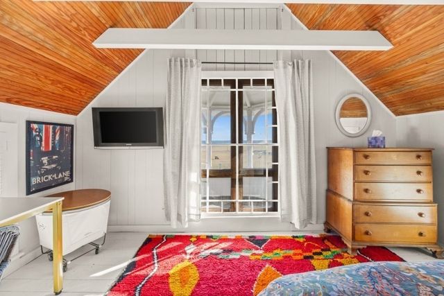 33 Ocean Ave, Oak Bluffs, MA 02557