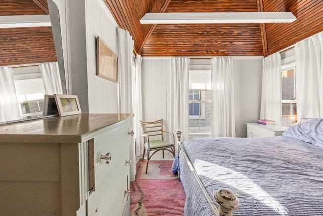 33 Ocean Ave, Oak Bluffs, MA 02557