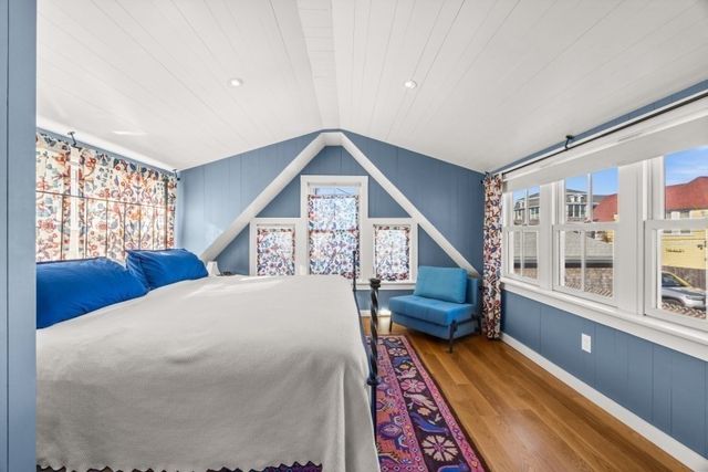 33 Ocean Ave, Oak Bluffs, MA 02557