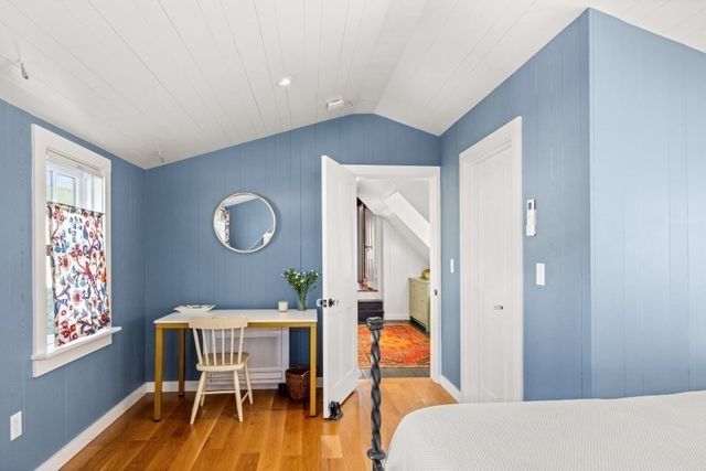 33 Ocean Ave, Oak Bluffs, MA 02557