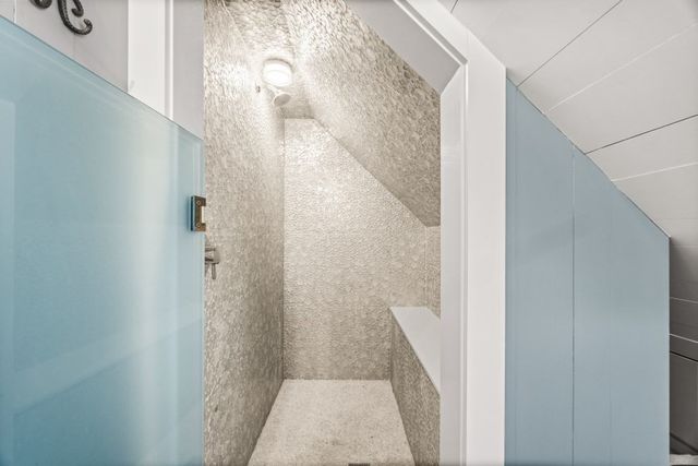 33 Ocean Ave, Oak Bluffs, MA 02557