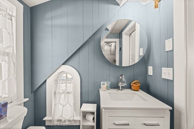 33 Ocean Ave, Oak Bluffs, MA 02557