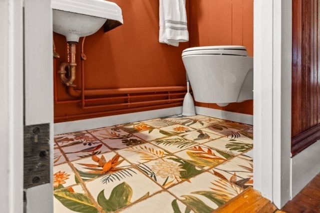 33 Ocean Ave, Oak Bluffs, MA 02557