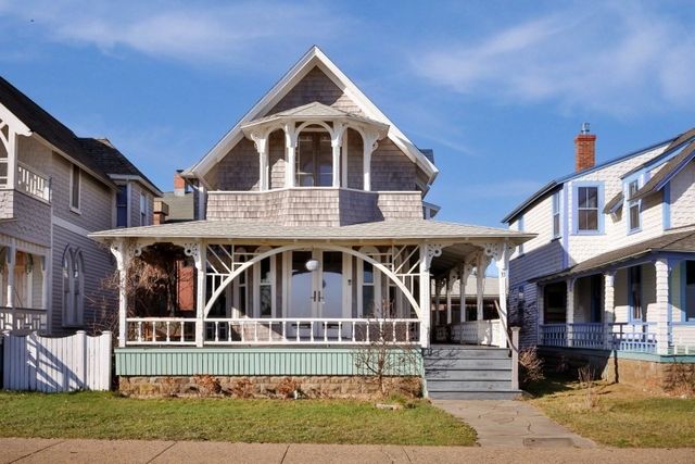 33 Ocean Ave, Oak Bluffs, MA 02557