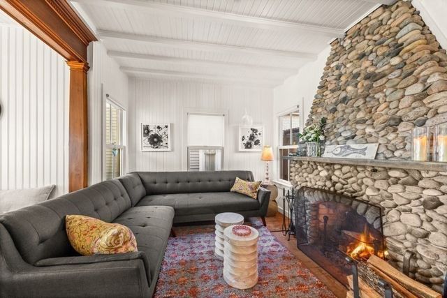 33 Ocean Ave, Oak Bluffs, MA 02557