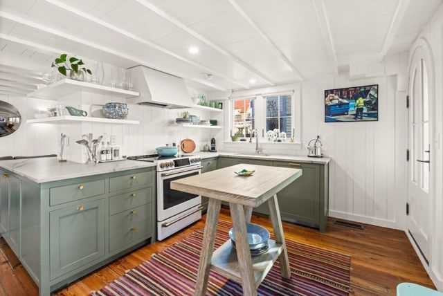 33 Ocean Ave, Oak Bluffs, MA 02557