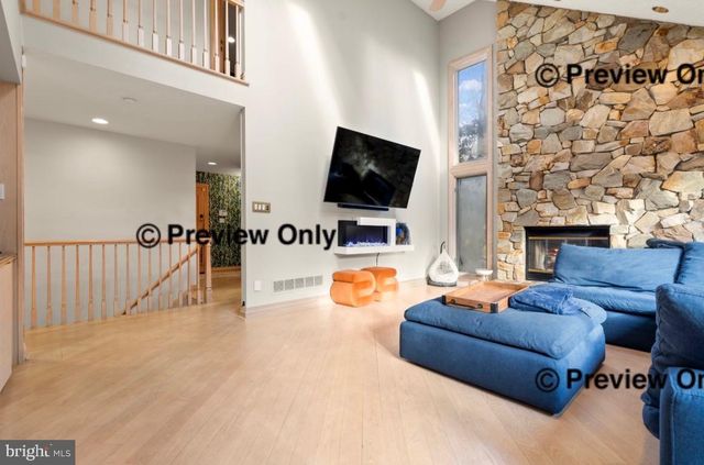 1 WINDSOR DR, Voorhees, NJ 08043