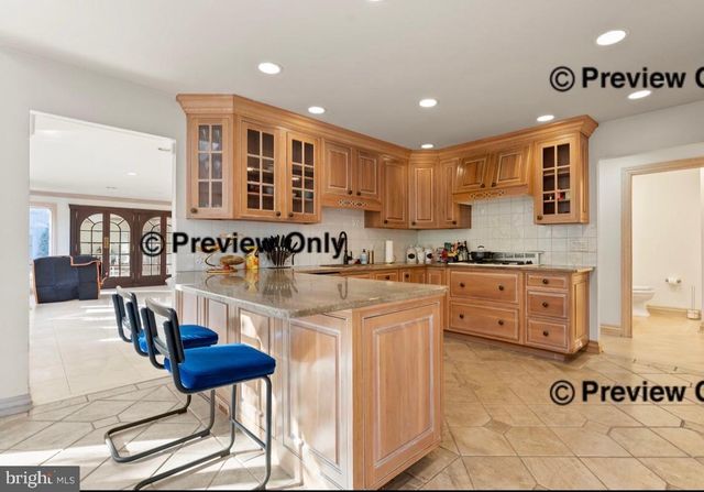 1 WINDSOR DR, Voorhees, NJ 08043