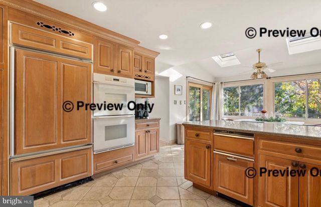 1 WINDSOR DR, Voorhees, NJ 08043