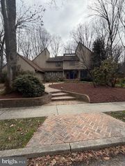 1 WINDSOR DR, Voorhees, NJ 08043