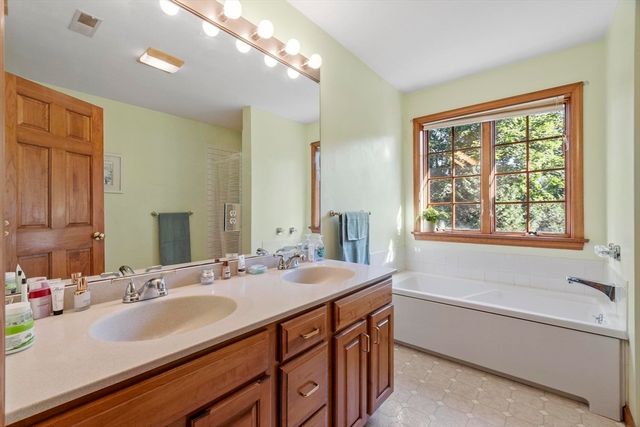 3 Farmstead Way, Littleton, MA 01460