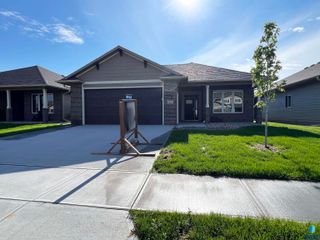 1512 S Meadowland Ave, Sioux Falls, SD 57106