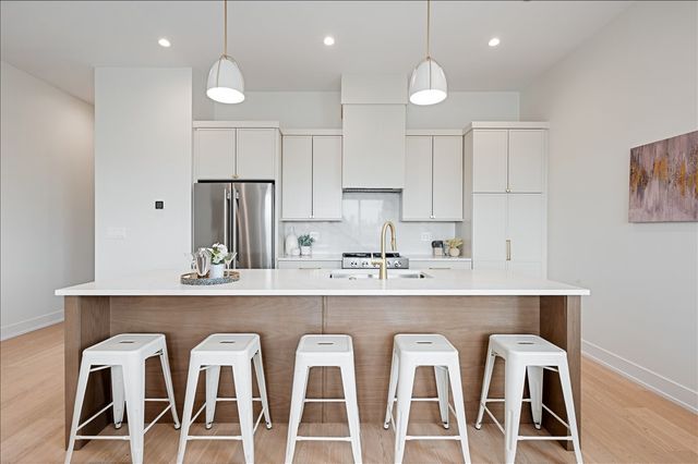 5340 N Lincoln Avenue 202, Chicago, IL 60625