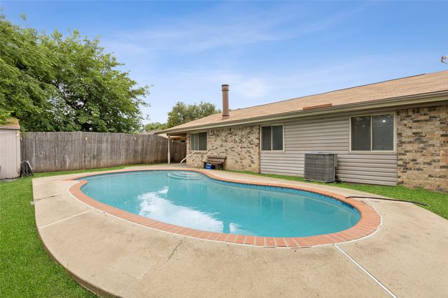 2806 Santa Monica Drive, Grand Prairie, TX 75052