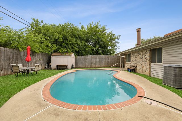2806 Santa Monica Drive, Grand Prairie, TX 75052