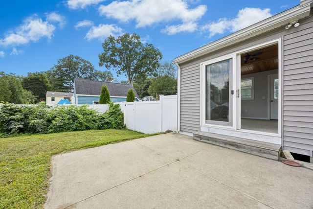 38 Oakdale Road, Wilmington, MA 01887