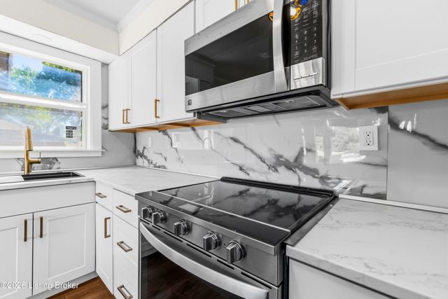 8012 Daffodil Dr, Louisville, KY 40258