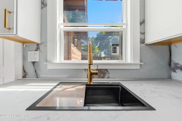 8012 Daffodil Dr, Louisville, KY 40258