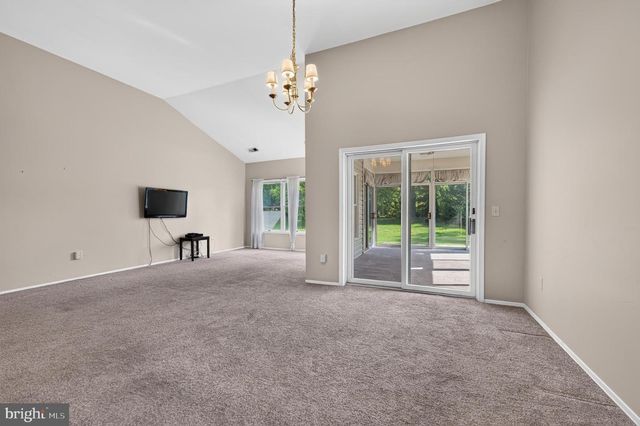232 WAGON WHEEL LN, Columbus, NJ 08022