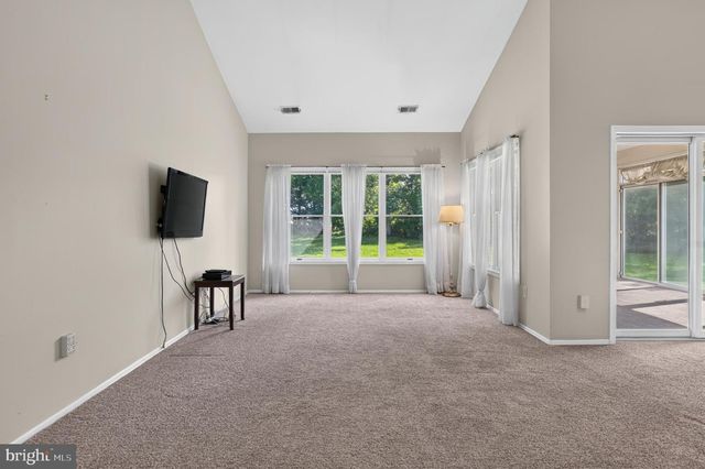 232 WAGON WHEEL LN, Columbus, NJ 08022