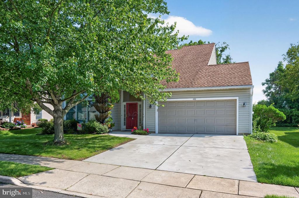232 WAGON WHEEL LN, Columbus, NJ 08022