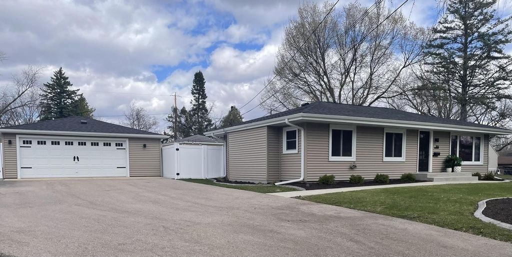814 E Chicago STREET, Whitewater, WI 53190