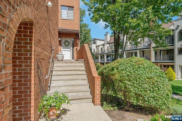 2 Eliot Court, Teaneck, NJ 07666