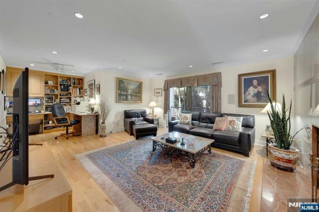 2 Eliot Court, Teaneck, NJ 07666