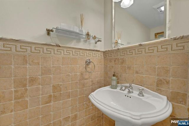 2 Eliot Court, Teaneck, NJ 07666