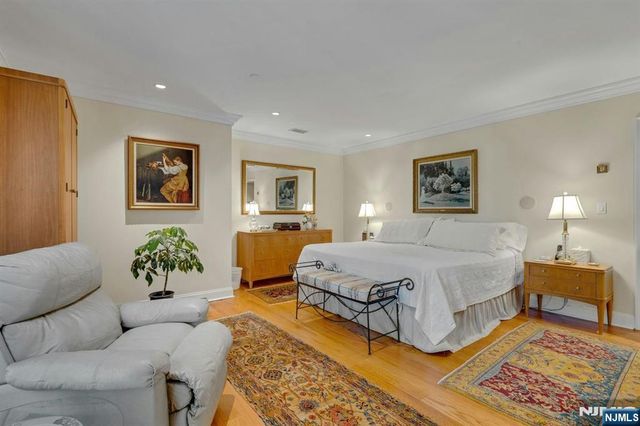 2 Eliot Court, Teaneck, NJ 07666