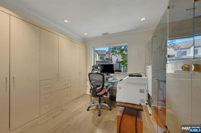 2 Eliot Court, Teaneck, NJ 07666