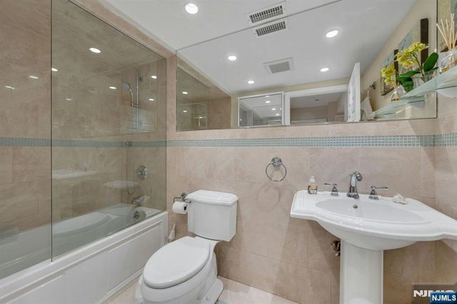2 Eliot Court, Teaneck, NJ 07666