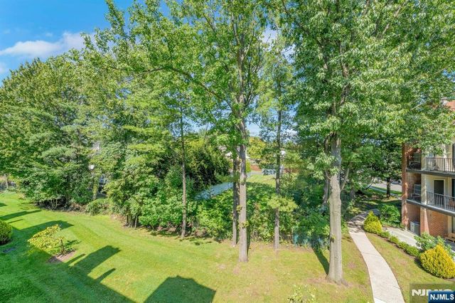 2 Eliot Court, Teaneck, NJ 07666