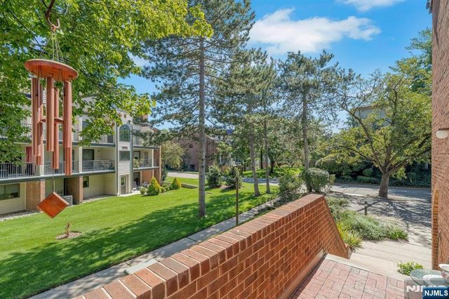 2 Eliot Court, Teaneck, NJ 07666