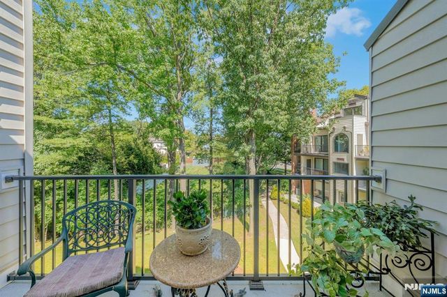 2 Eliot Court, Teaneck, NJ 07666