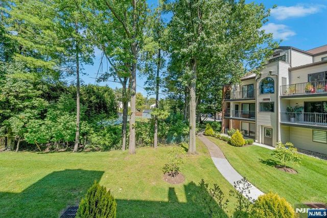 2 Eliot Court, Teaneck, NJ 07666