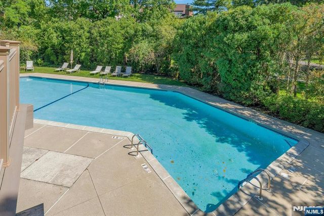 2 Eliot Court, Teaneck, NJ 07666