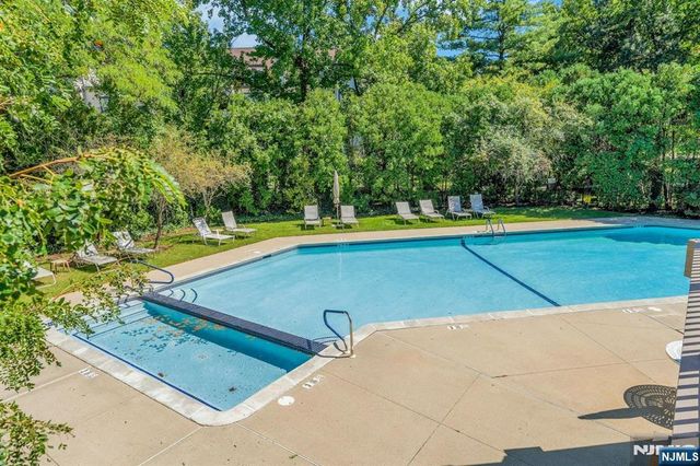 2 Eliot Court, Teaneck, NJ 07666