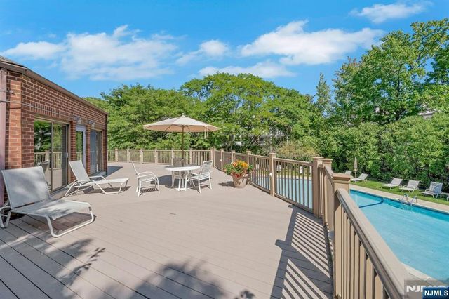 2 Eliot Court, Teaneck, NJ 07666
