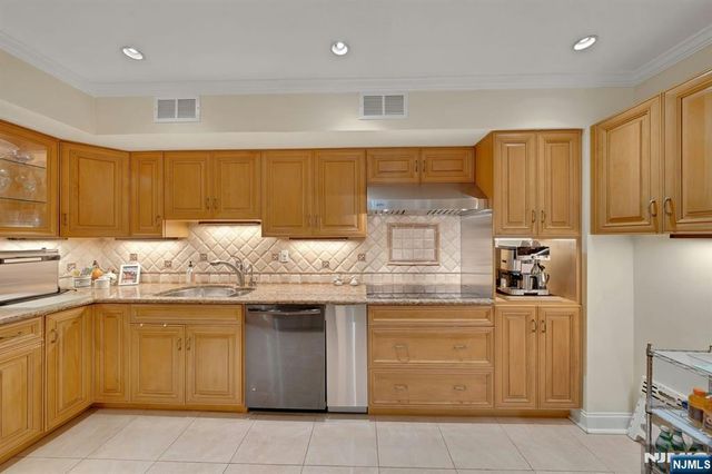2 Eliot Court, Teaneck, NJ 07666