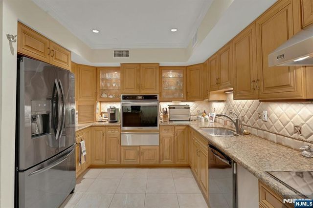 2 Eliot Court, Teaneck, NJ 07666