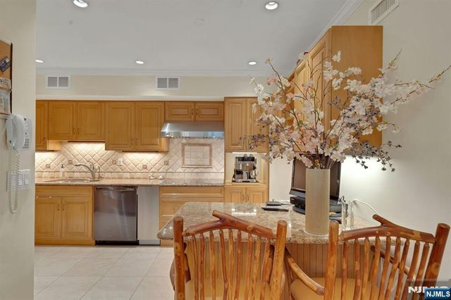 2 Eliot Court, Teaneck, NJ 07666
