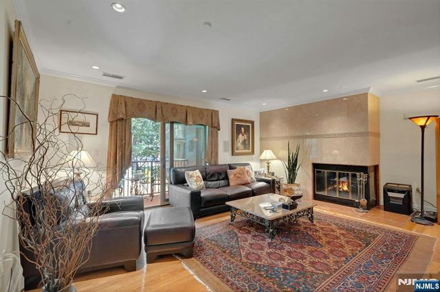 2 Eliot Court, Teaneck, NJ 07666