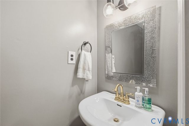 1197 Red Coach Ln, Sandston, VA 23150