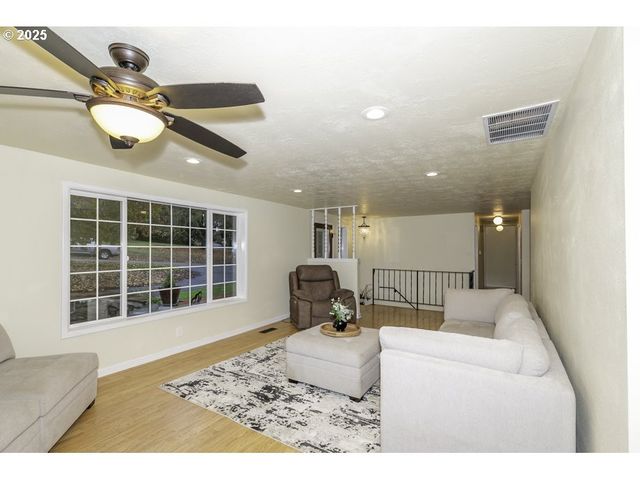 2918 Se MARANATHA Ct, Turner, OR 97392