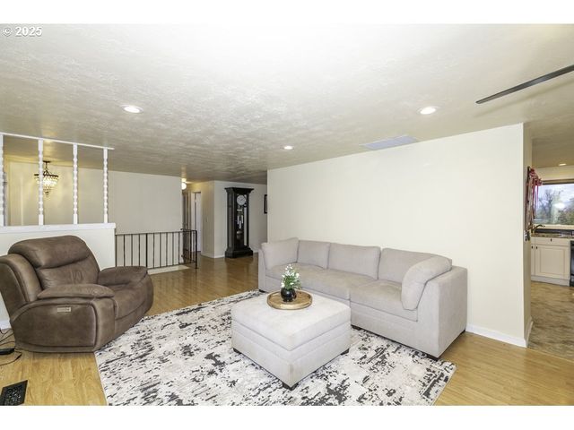 2918 Se MARANATHA Ct, Turner, OR 97392