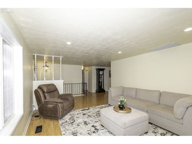 2918 Se MARANATHA Ct, Turner, OR 97392