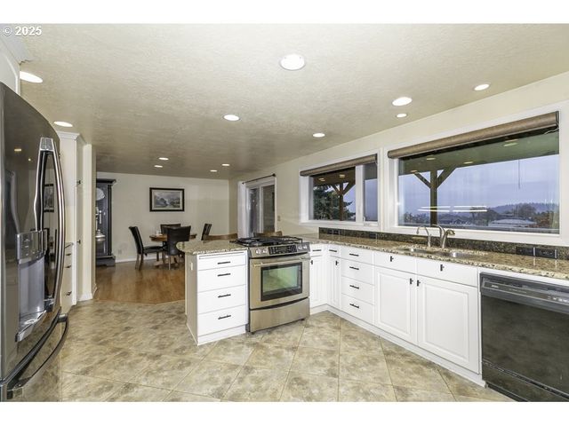 2918 Se MARANATHA Ct, Turner, OR 97392