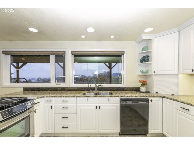 2918 Se MARANATHA Ct, Turner, OR 97392