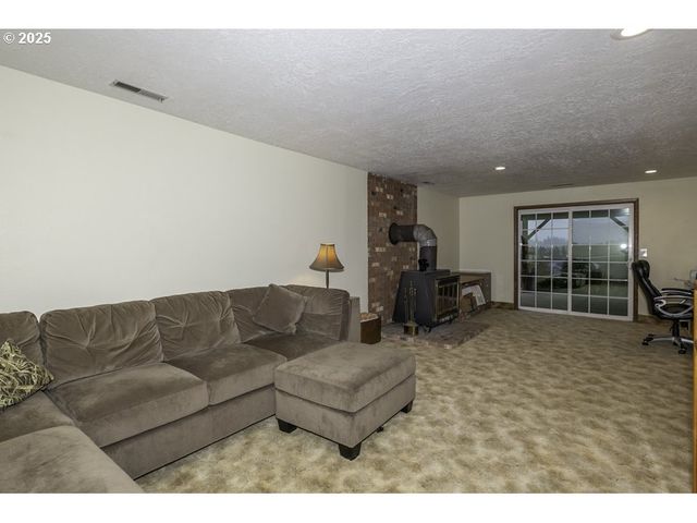 2918 Se MARANATHA Ct, Turner, OR 97392